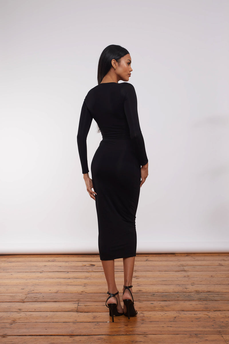 Model in double layer black bamboo midi skirt