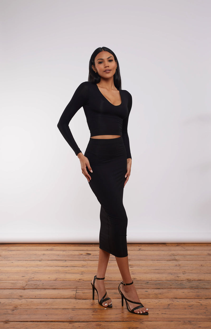 Model in double layer black bamboo midi skirt